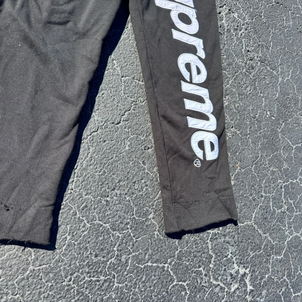 Supreme Black satin appliqué Logo Sweatpants large - Picture 3 of 7